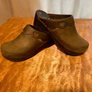 Sven dark green clogs with heart detail